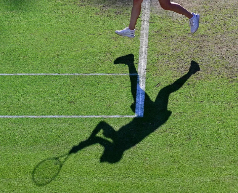 Tennisspeler op grasbaan