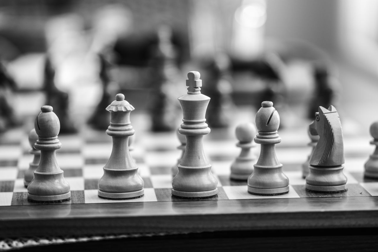Waarom het debat niet plaatsvindt — de asymmetrie van de regels
